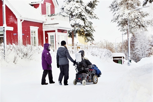 På promenad med elrullstol i vinterlandskap.