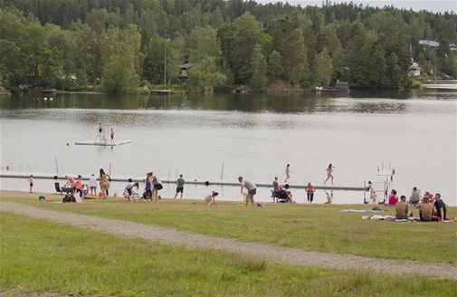 En badplats med badande människor.